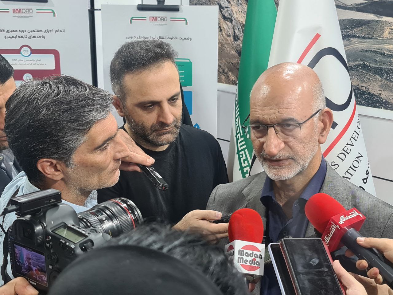 در حاشیه حضور در نمایشگاه “روایت خدمت” اعلام شد؛ موثقی نیا: تا سال آینده حدود ۱۵۰۰ مگاوات برق صنایع و معادن وارد مدار می شود/ خبرنگاران ظرفیت های معدنی کشور را به مردم معرفی کنند