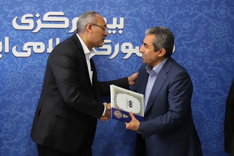 در حاشیه چهارصد و نود و ششمین نشست شورای عالی بیمه، از خدمات صادقانه چهار عضو پیشین شورای عالی بیمه تقدیر شد