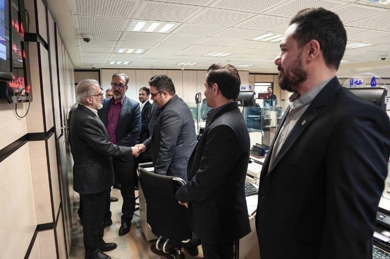 مدیرعامل بانک مسکن در جریان بازدید از شعب بانک در غرب تهران تاکید کرد: ضرورت توجه به جذب منابع پایدار/ طراحی و ارایه محصولات متناسب با نیاز مشتریان